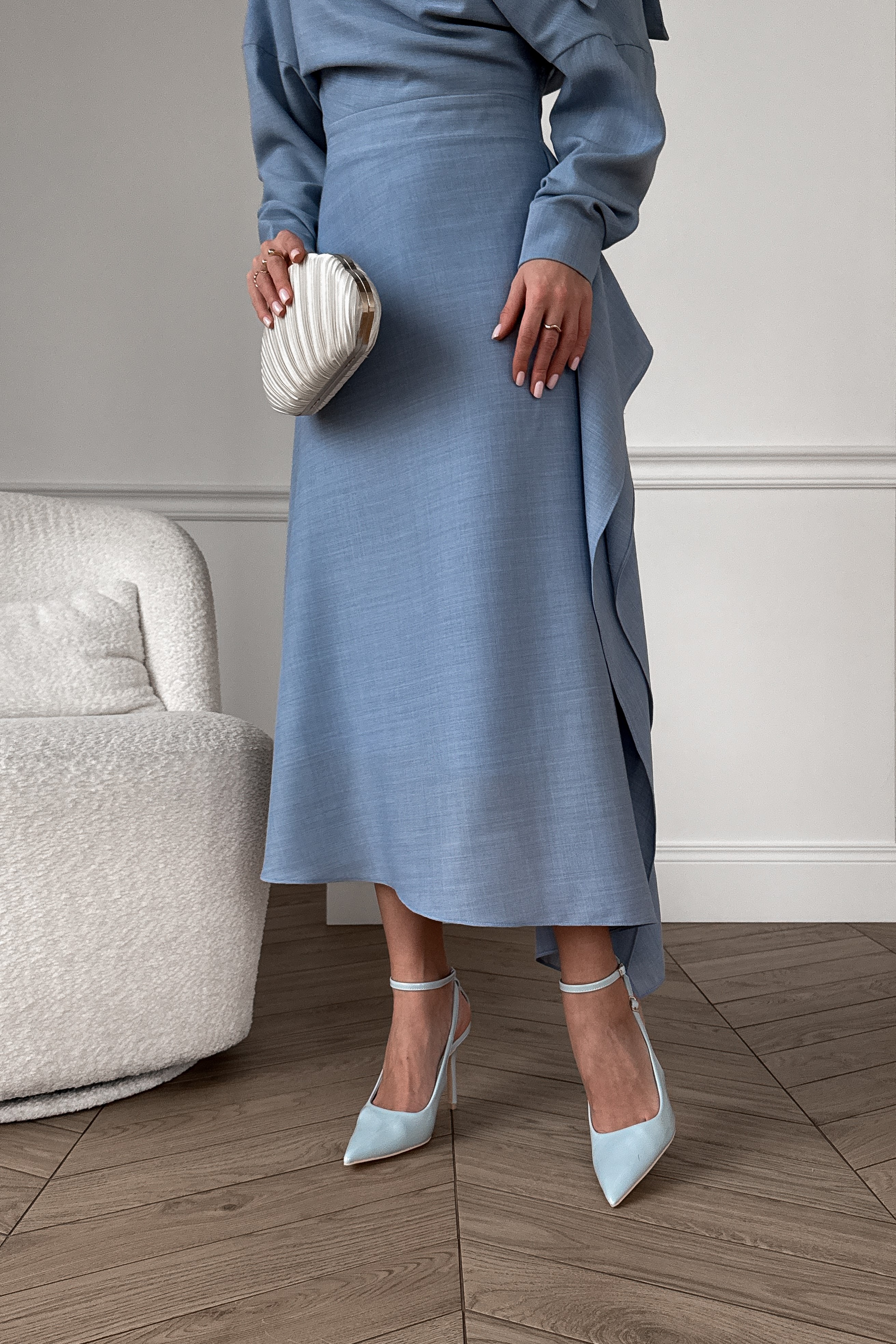 IMG_8218-2 Асимметричное платье с рукавами и воротником, с воланами и разрезом на ноге