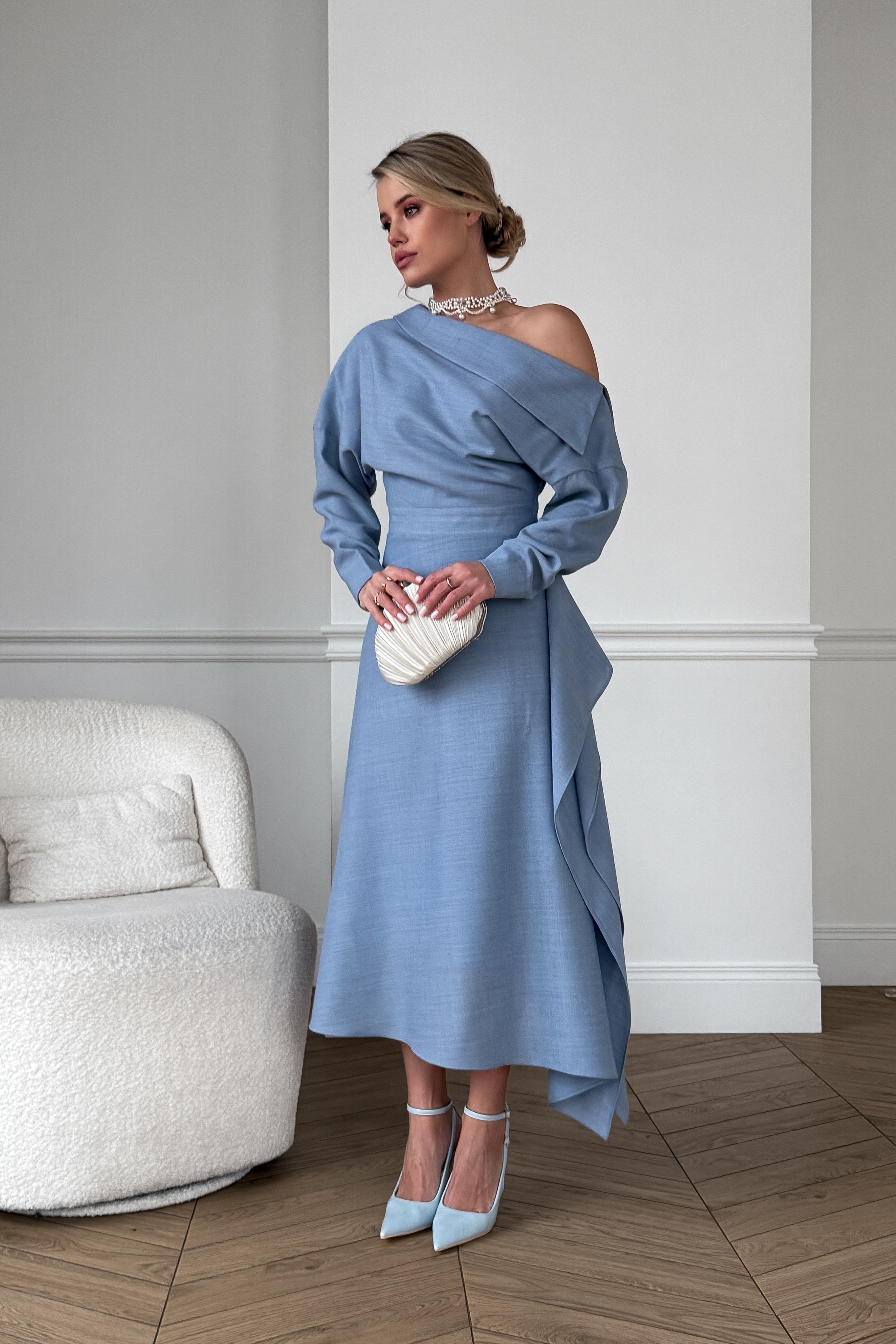 IMG_8221-2 Асимметричное платье с рукавами и воротником, с воланами и разрезом на ноге