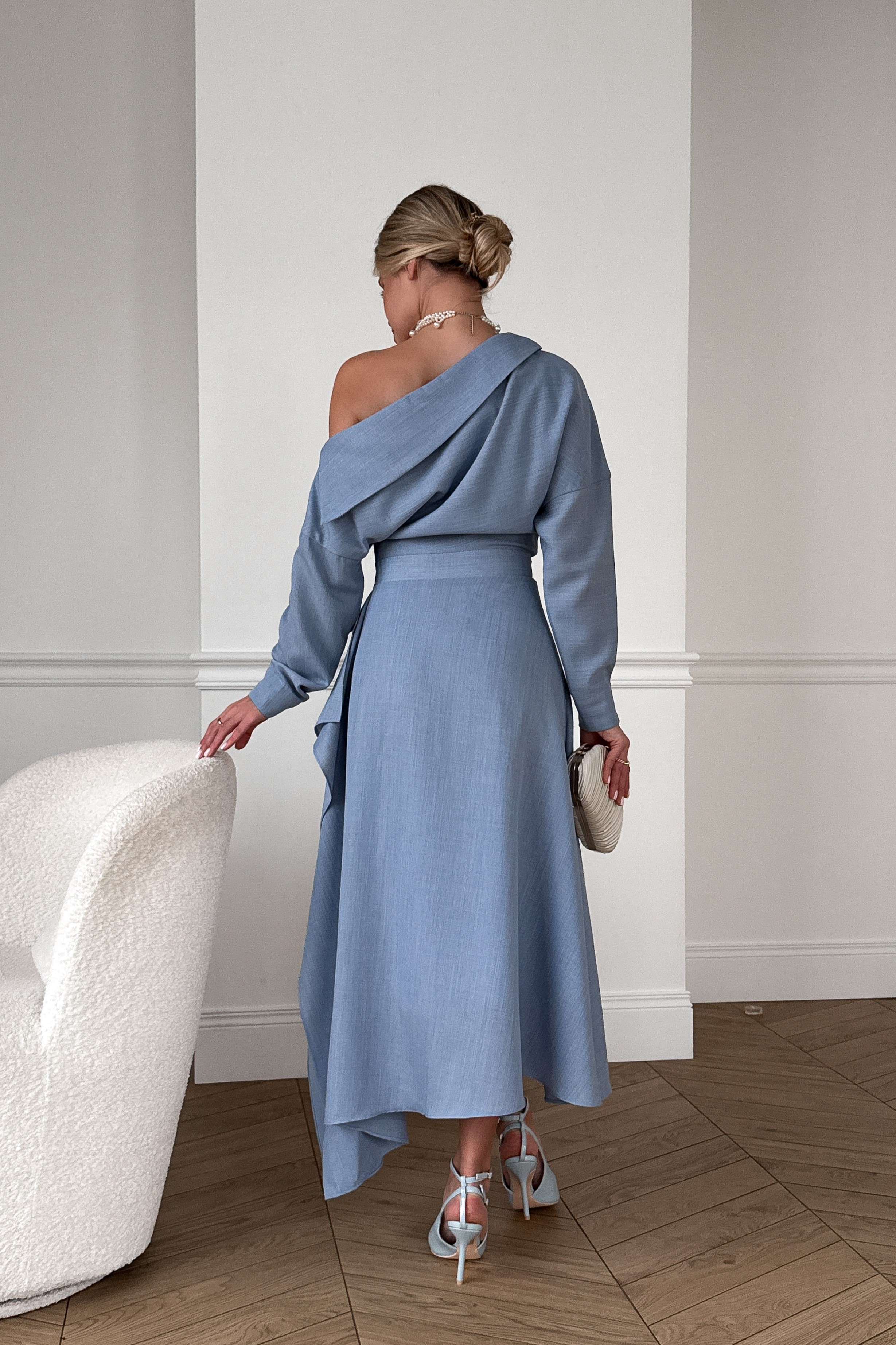 IMG_8228-2 Асимметричное платье с рукавами и воротником, с воланами и разрезом на ноге