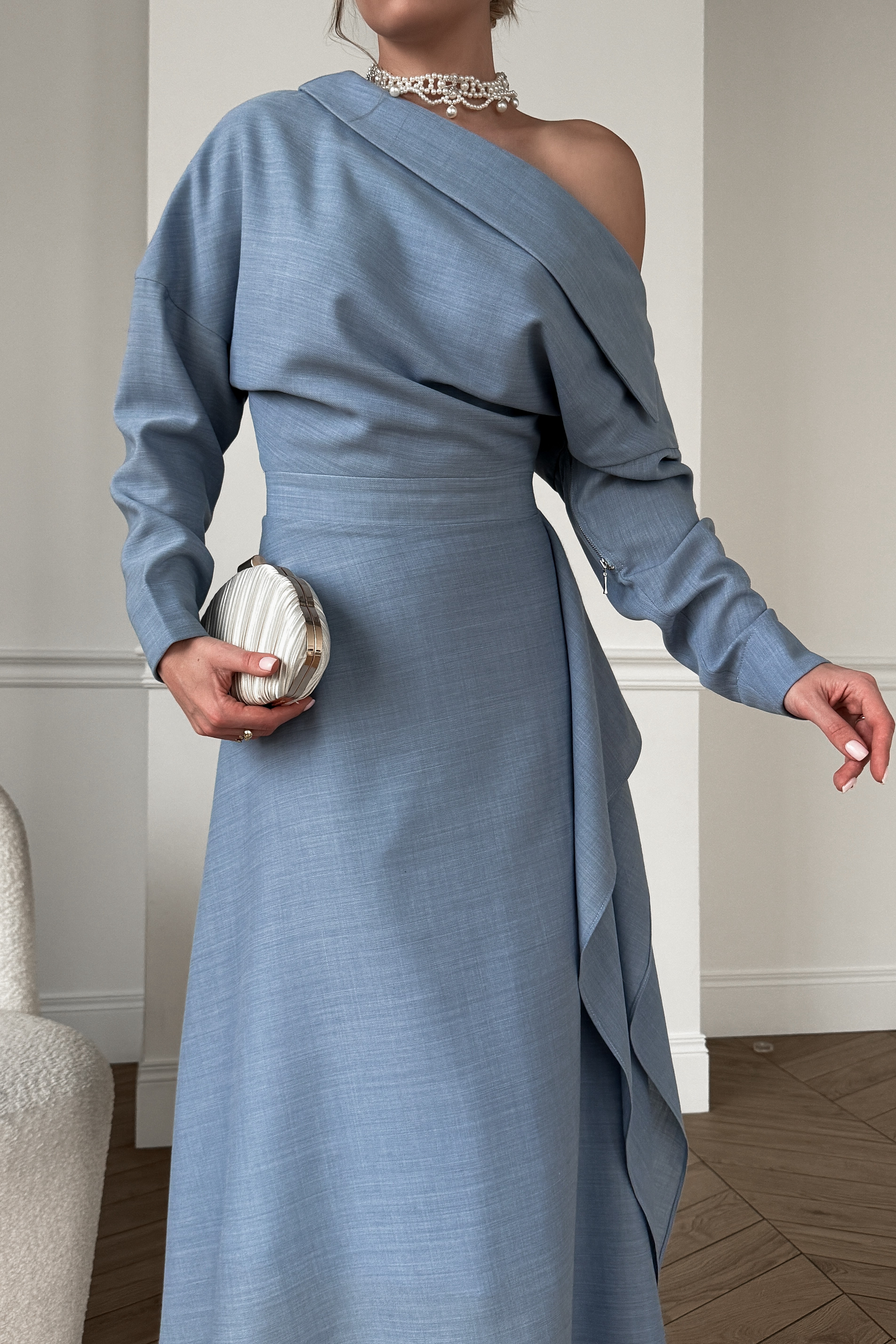 IMG_8229-2 Асимметричное платье с рукавами и воротником, с воланами и разрезом на ноге