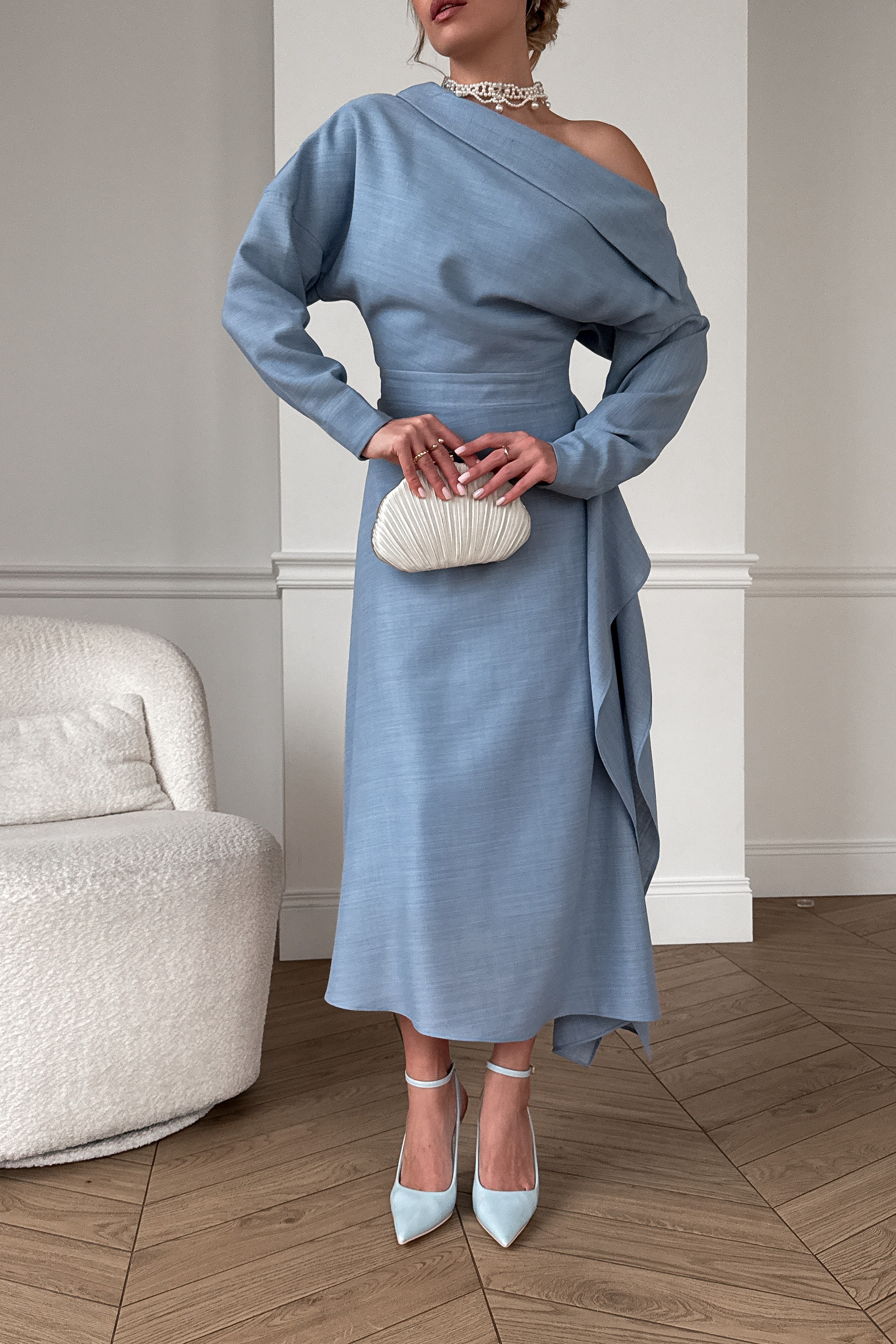 IMG_8231-2 Асимметричное платье с рукавами и воротником, с воланами и разрезом на ноге