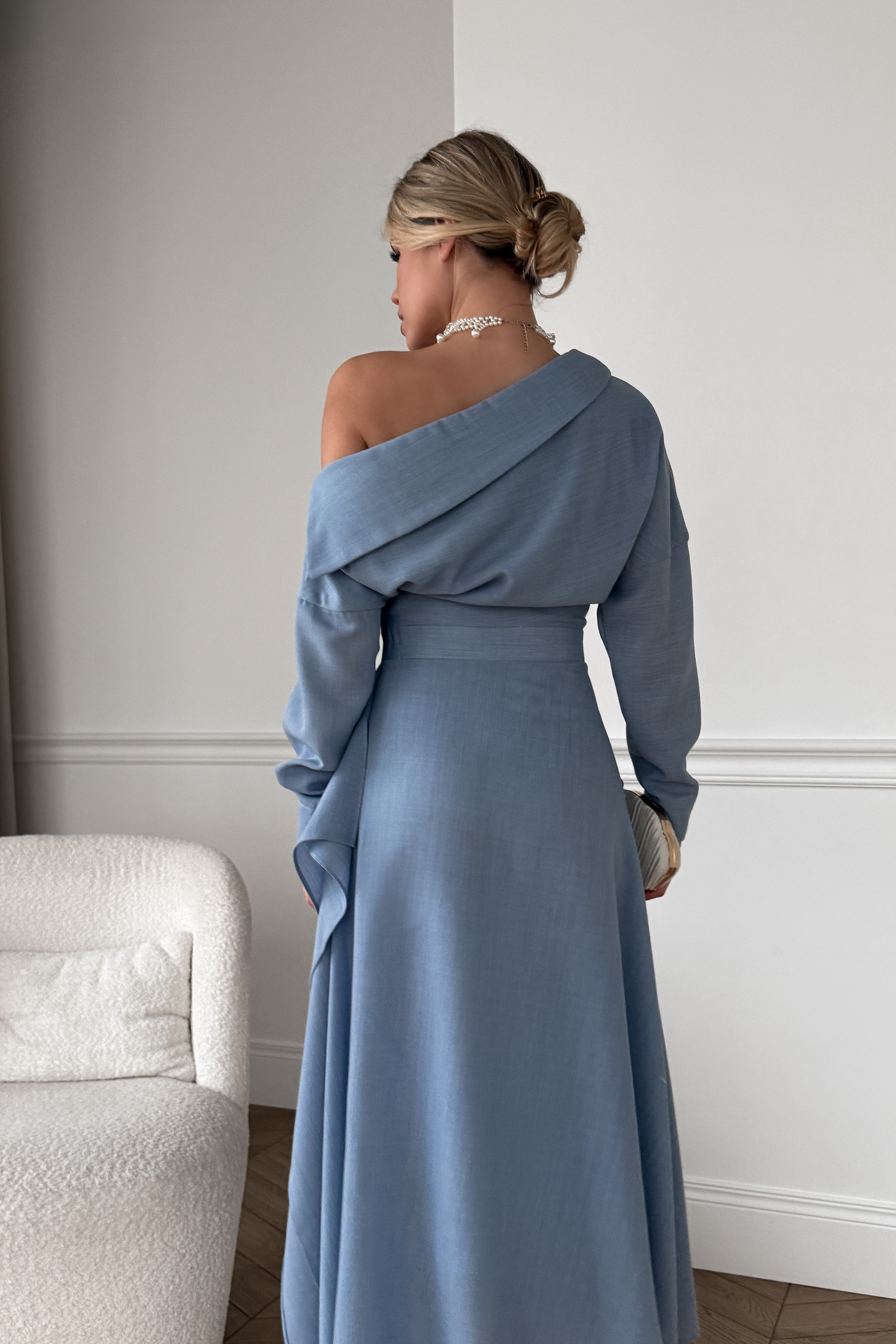 IMG_8234-2 Асимметричное платье с рукавами и воротником, с воланами и разрезом на ноге