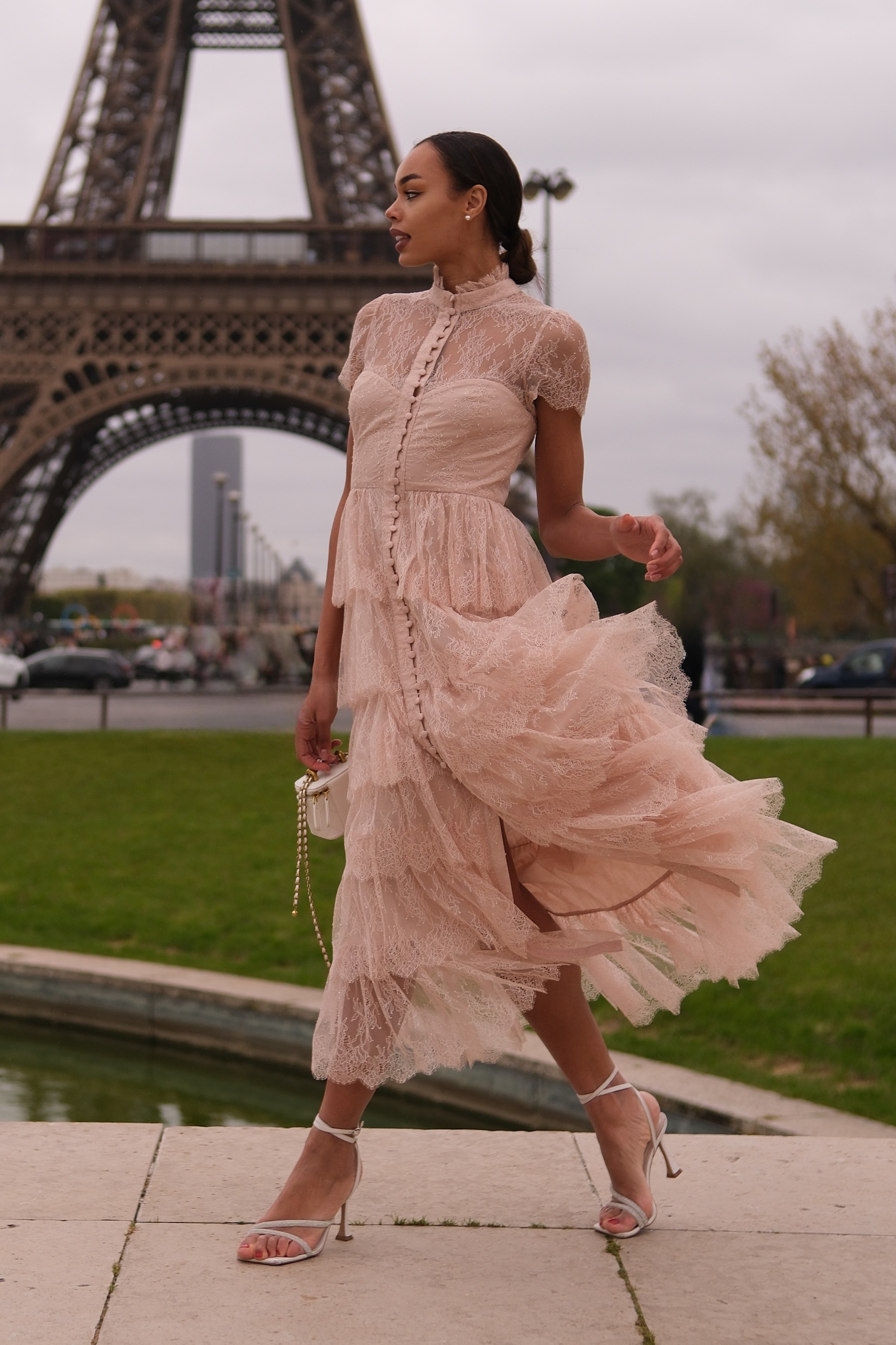 IMG_8913-2 Кружевное длинное платье шантильи с объемной юбкой и пуговицами