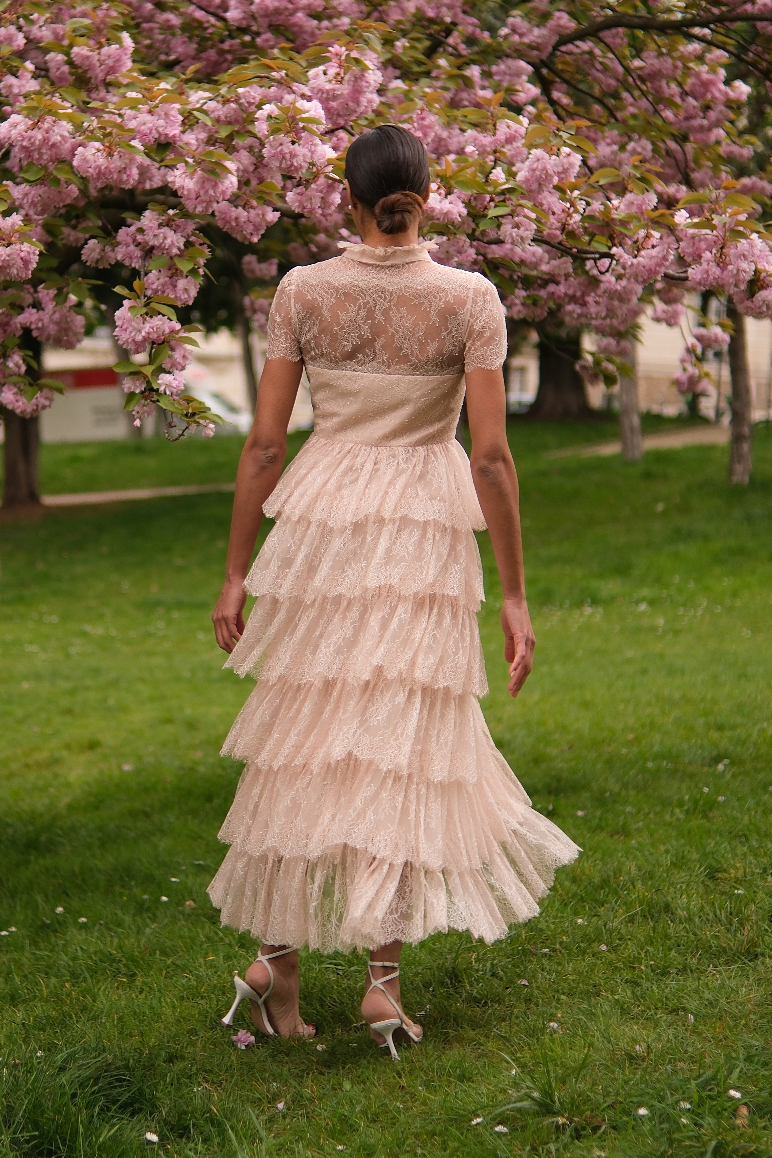 IMG_8937-2 Кружевное длинное платье шантильи с объемной юбкой и пуговицами